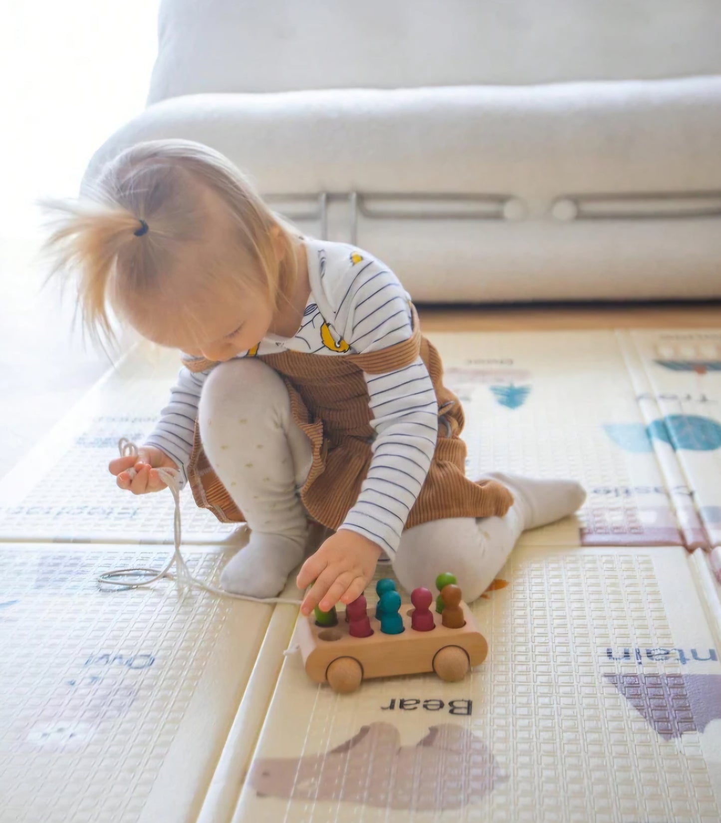 10 Wooden Peg Dolls and Pull Cart