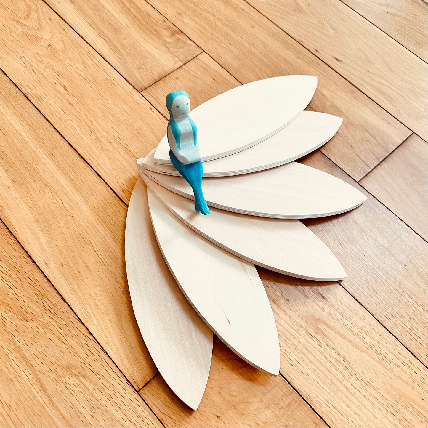 24 Pcs Natural Wooden Petal Mandala Platforms with Storage Tray