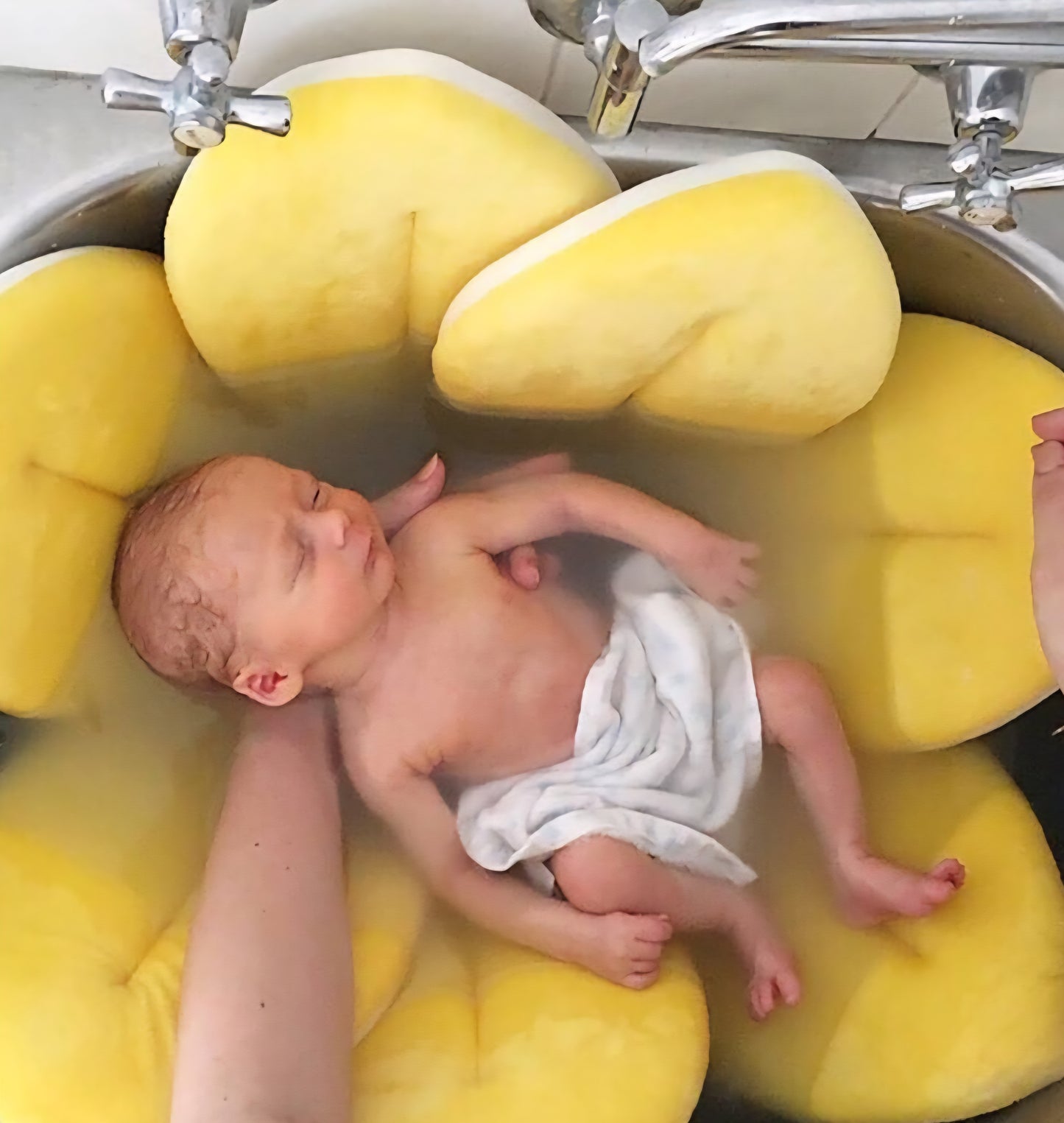 Baby Blooming Bath Support Mat – Soft Plush Flower Seat